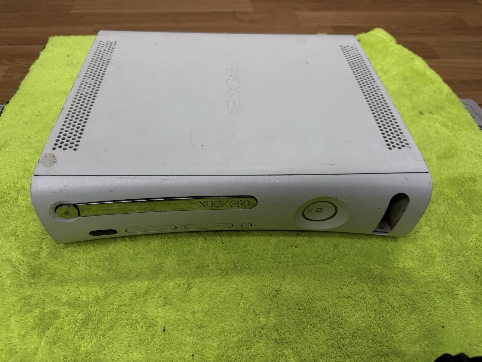 Xbox 360 Console White Worked the Last Time Unknown Condition Pics 2 Controllers