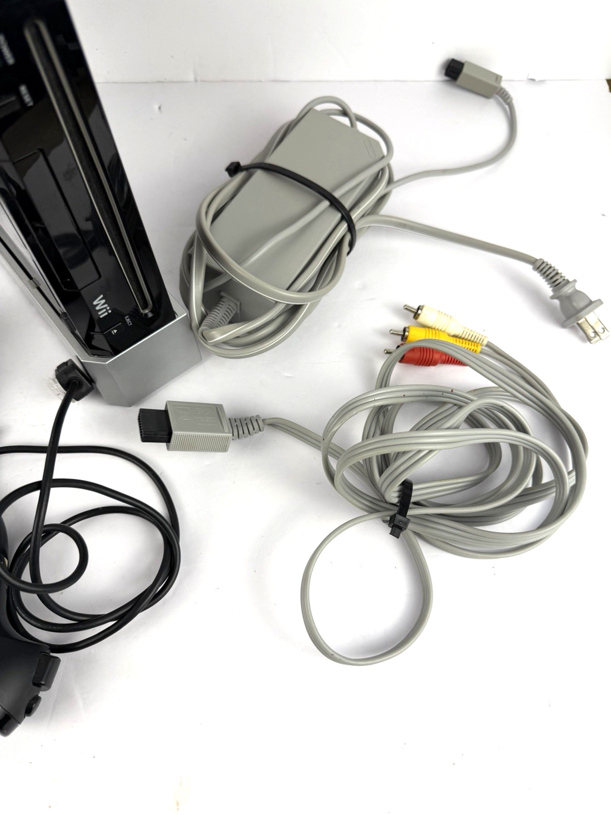 Nintendo Wii Black Console RVL-001 W/ 1 controller, 1 chuk, Gamecube Compatible