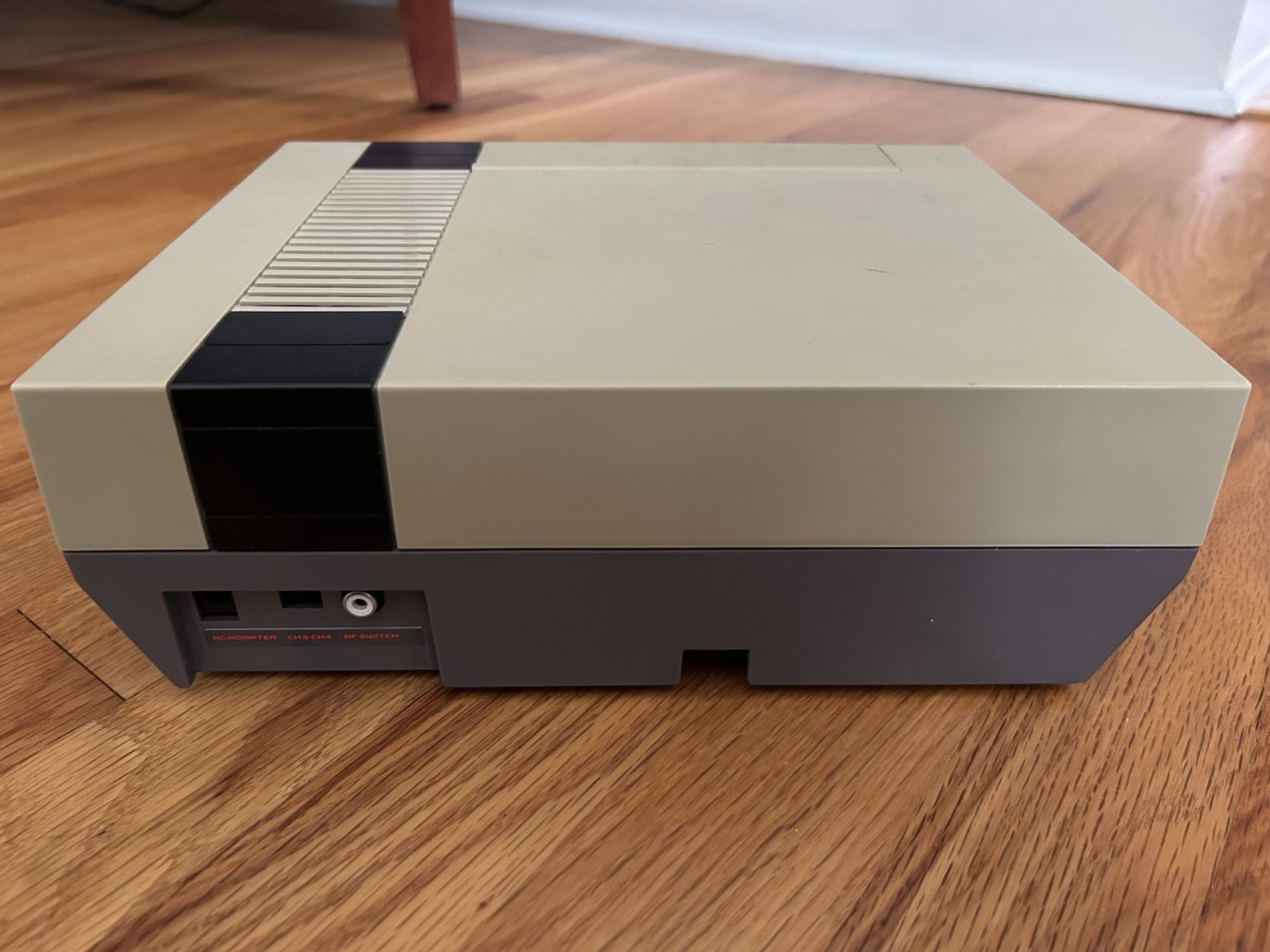 Original NES Nintendo Entertainment System with 2 Controllers and Cords NES-001