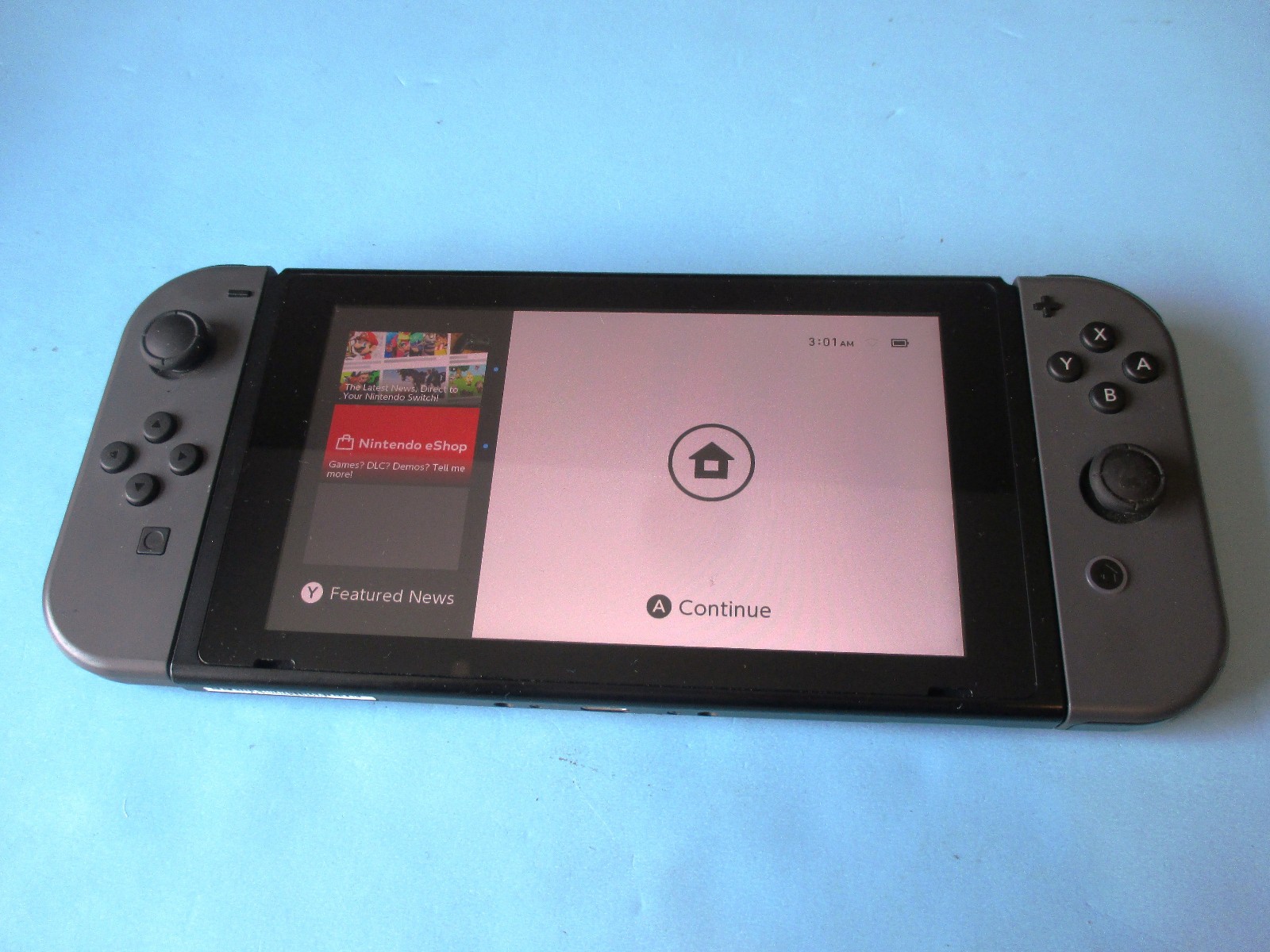 Nintendo Switch System 32GB Console w/Gray Joy-Cons +Charger + Dock & Extras