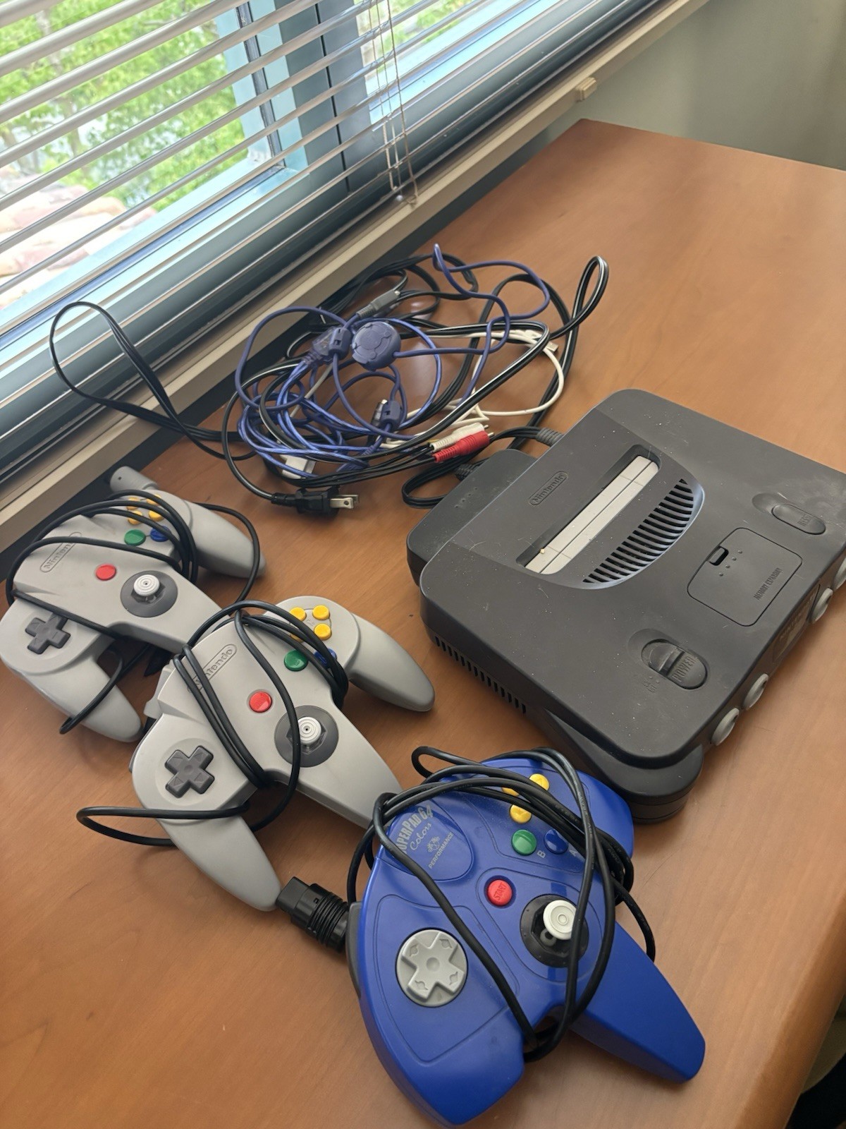 Nintendo 64 w Three Controllers!