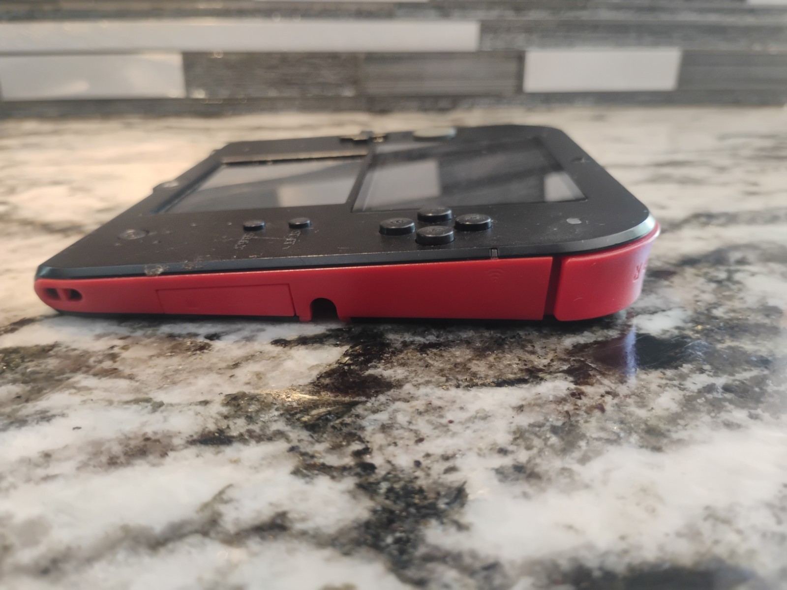 Nintendo 2DS – Tested And Working – Bad volume knob