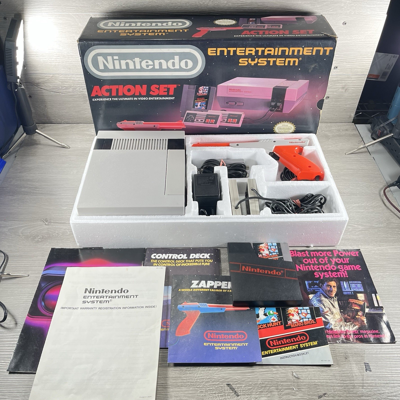 Nintendo NES Action Set Complete In Box Inserts Mario/Duck Hunt Tested