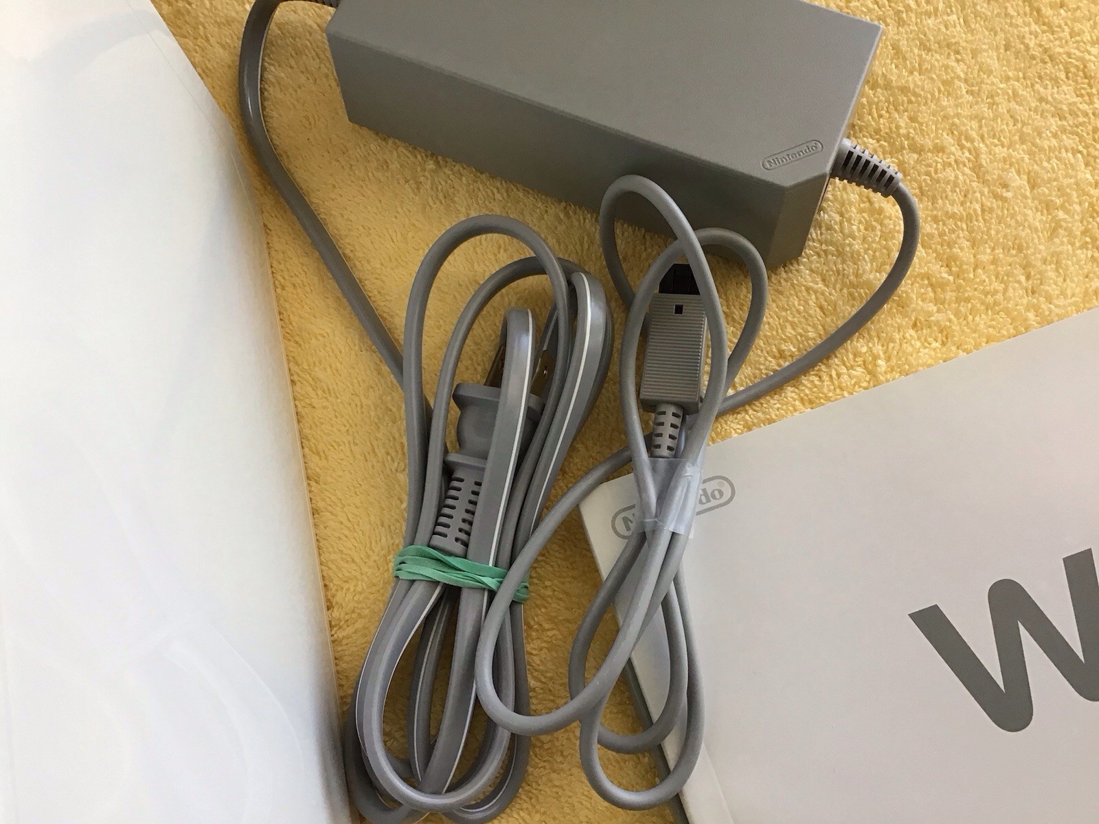 Nintendo Wii RVL-001-WHITE Console w/ Accessories Excellent