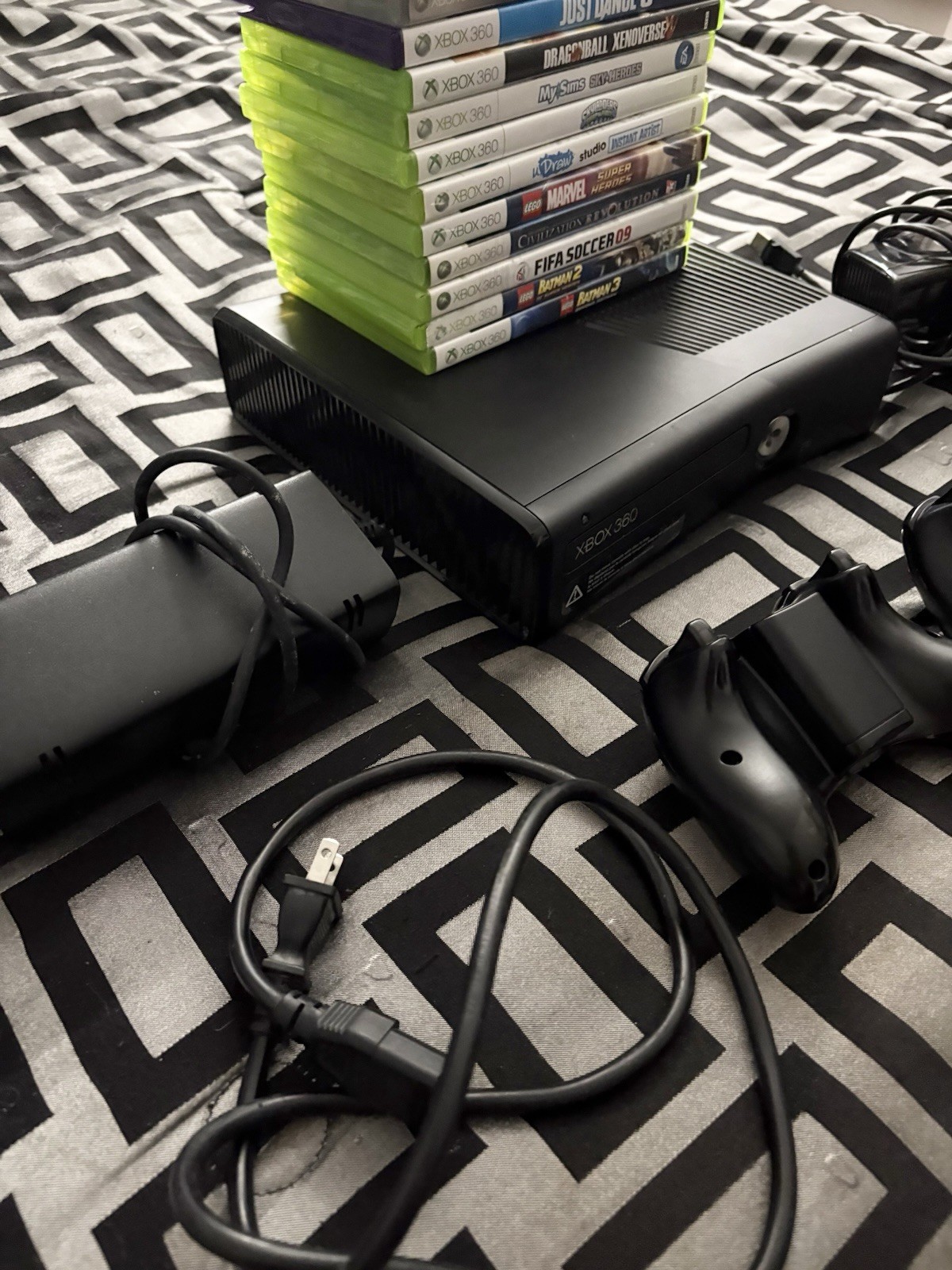 Microsoft Xbox 360 S 250GB Black Bundle w/ Kinect, 2 Controllers, Games