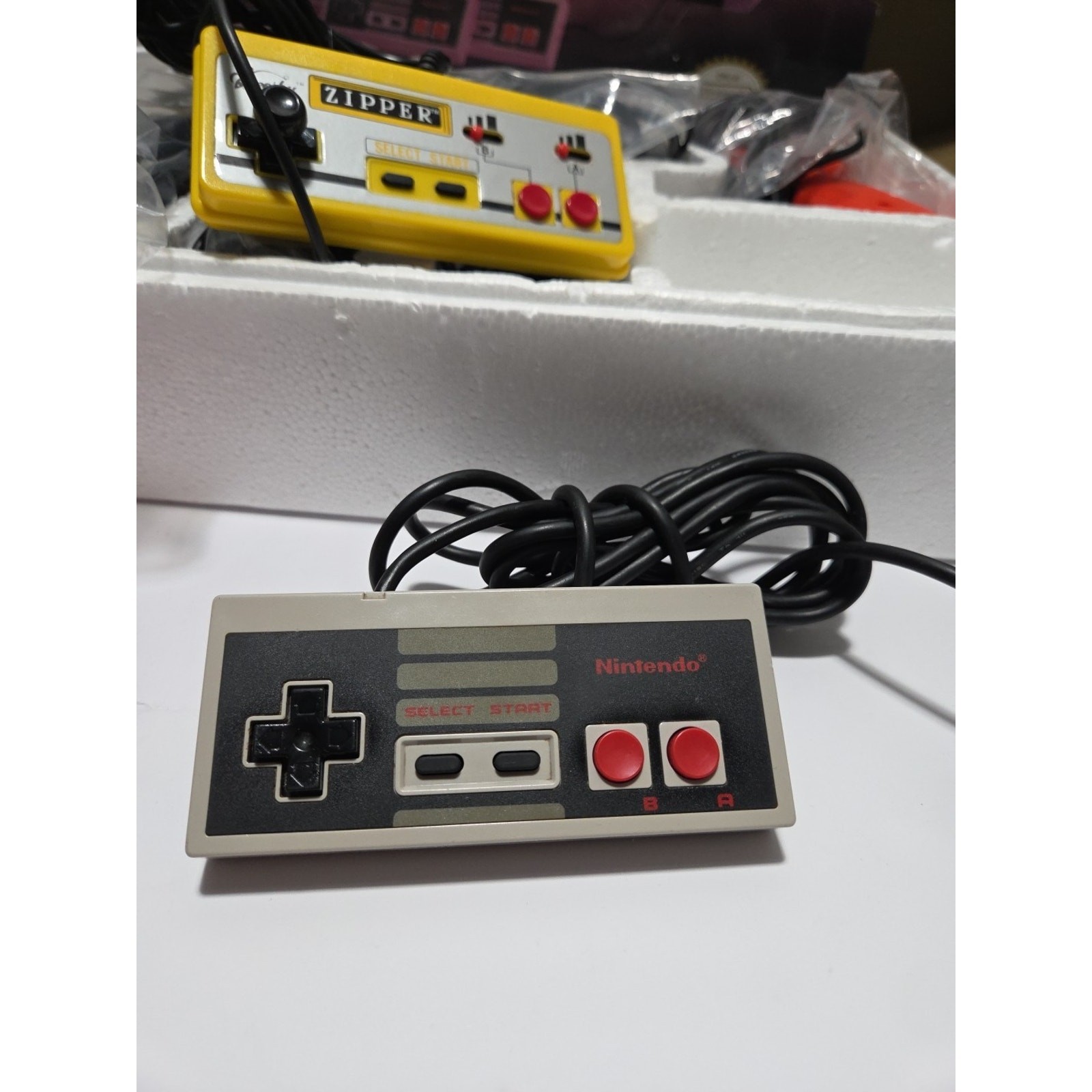 Nintendo NES Action Set Console CIB Zapper Controllers 15 Games Bundle
