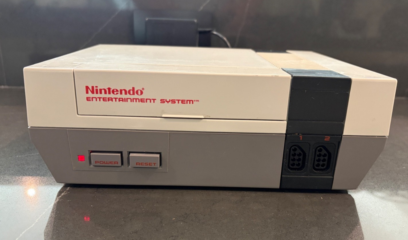 Nintendo NES Complete Console 2 Controls w/ Gun 4 Games Mario Track Field Tested