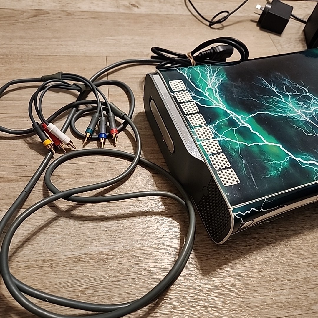 Xbox 360 W/ Lightning Design (No Controllers! Missing Power Supply)
