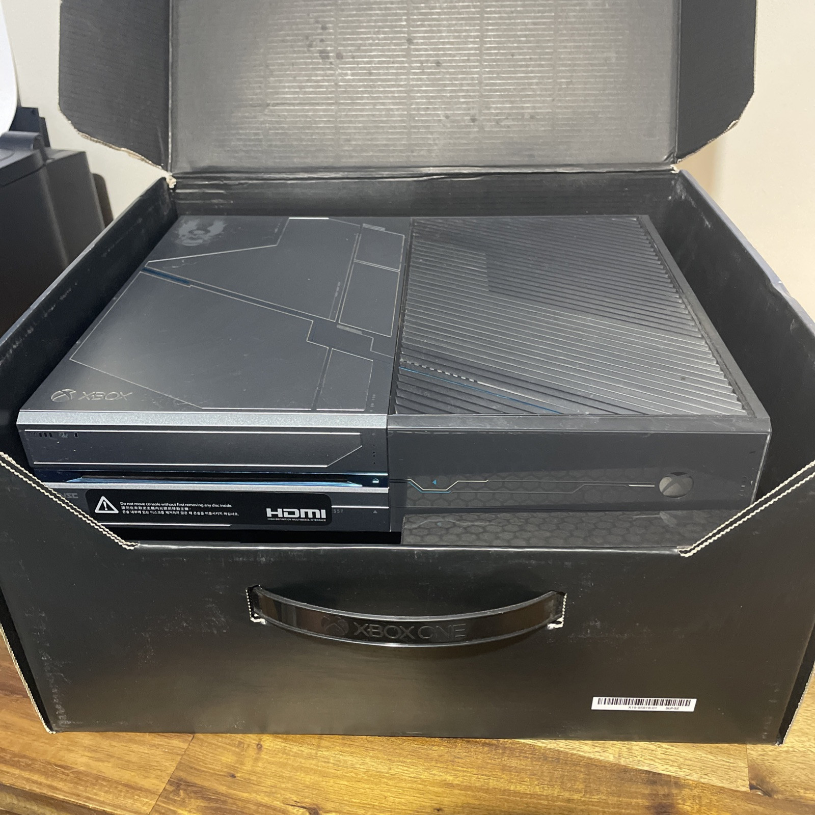 Microsoft Xbox One Halo 5: Guardians Limited Edition 1TB. Complete w/ Game