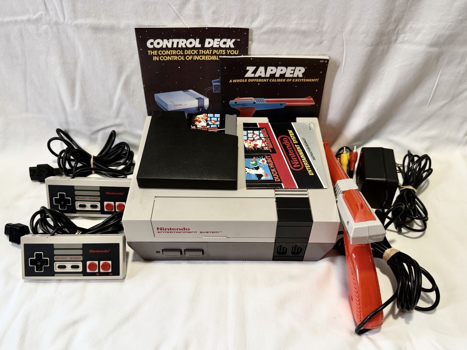 Nintendo NES Console Bundle Mario Duck Hunt Zapper Controllers Cables Manuals