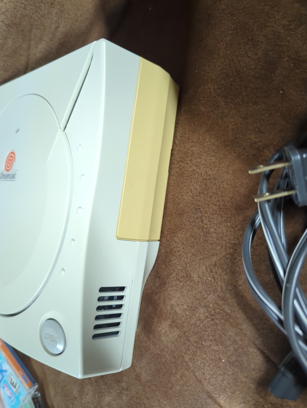 SEGA Dreamcast Console with two controllers and game – White