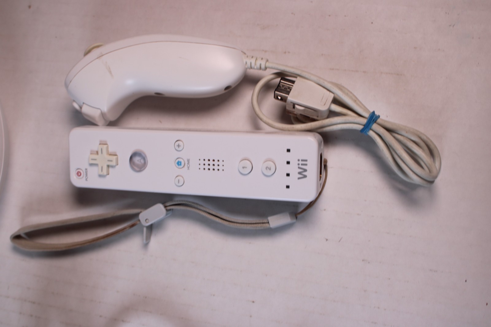Nintendo Wii White Console RVL-001 W/ 1 OEM controller/chuk, 1 game, Wheel
