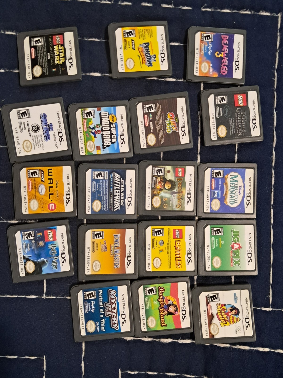 Nintendo DSi Black + 18 DS Games Bundle Mario LEGO Star Wars Charger Case Stylus
