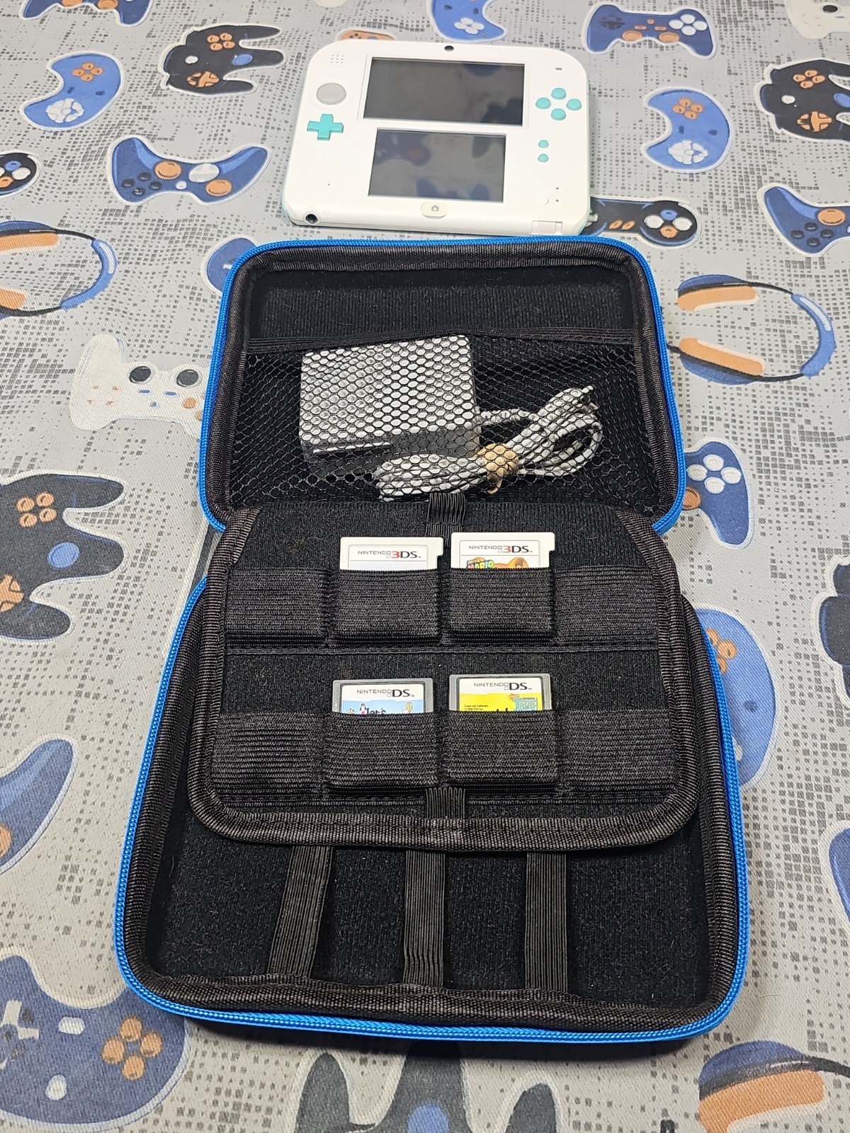 Nintendo 2DS White/Blue Console w/Charger, 4-Games,Case EXCELLENT