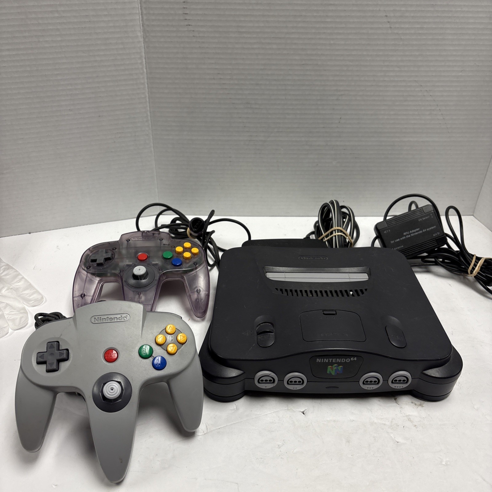 Nintendo 64 N64 NUS-001 USA Console With Controllers Cords Powers On