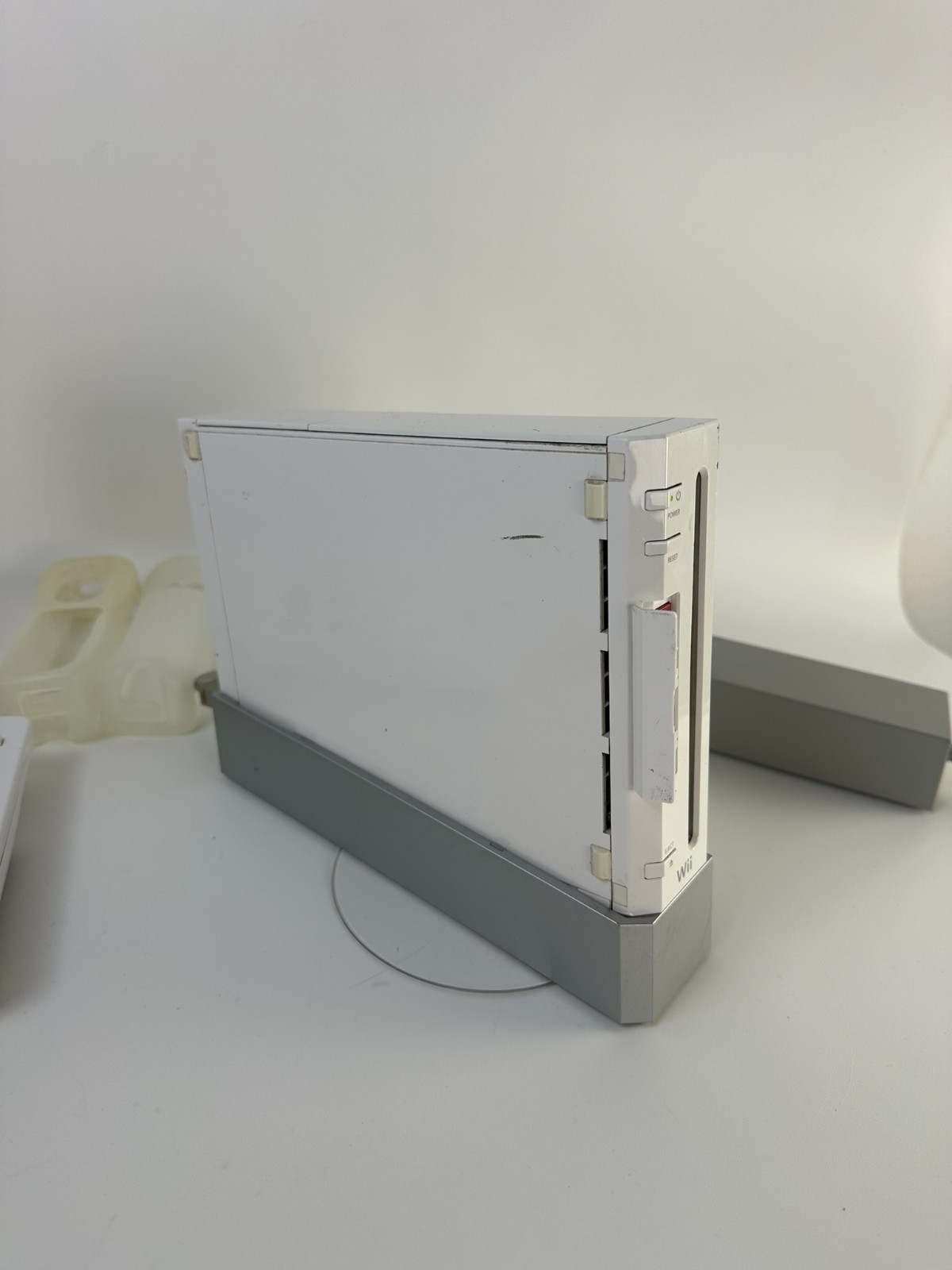 Nintendo RVL 001 Wii Console Bundle White 2 Controllers Dock Power Supply
