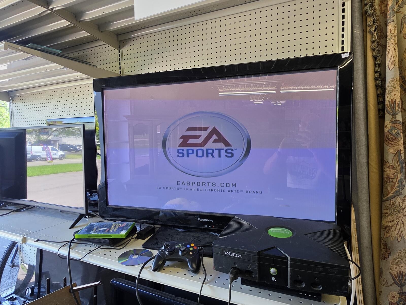 Microsoft Xbox Console with 1 controller and NCAA Football 2007 & DVD playback