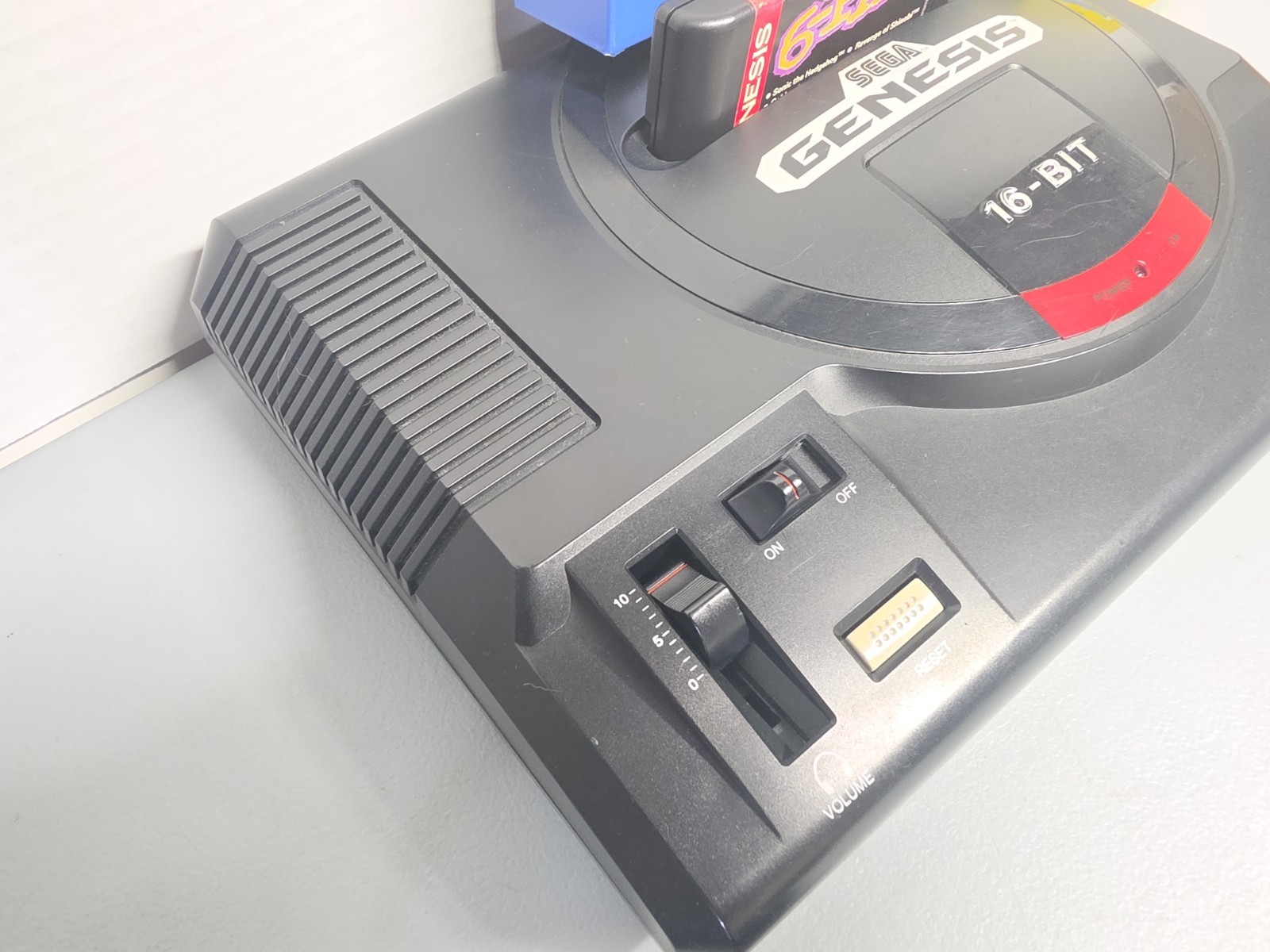 Sega Genesis System Model 1601 16 Bit Console Bundle – Works w/ Wireless Gamepad