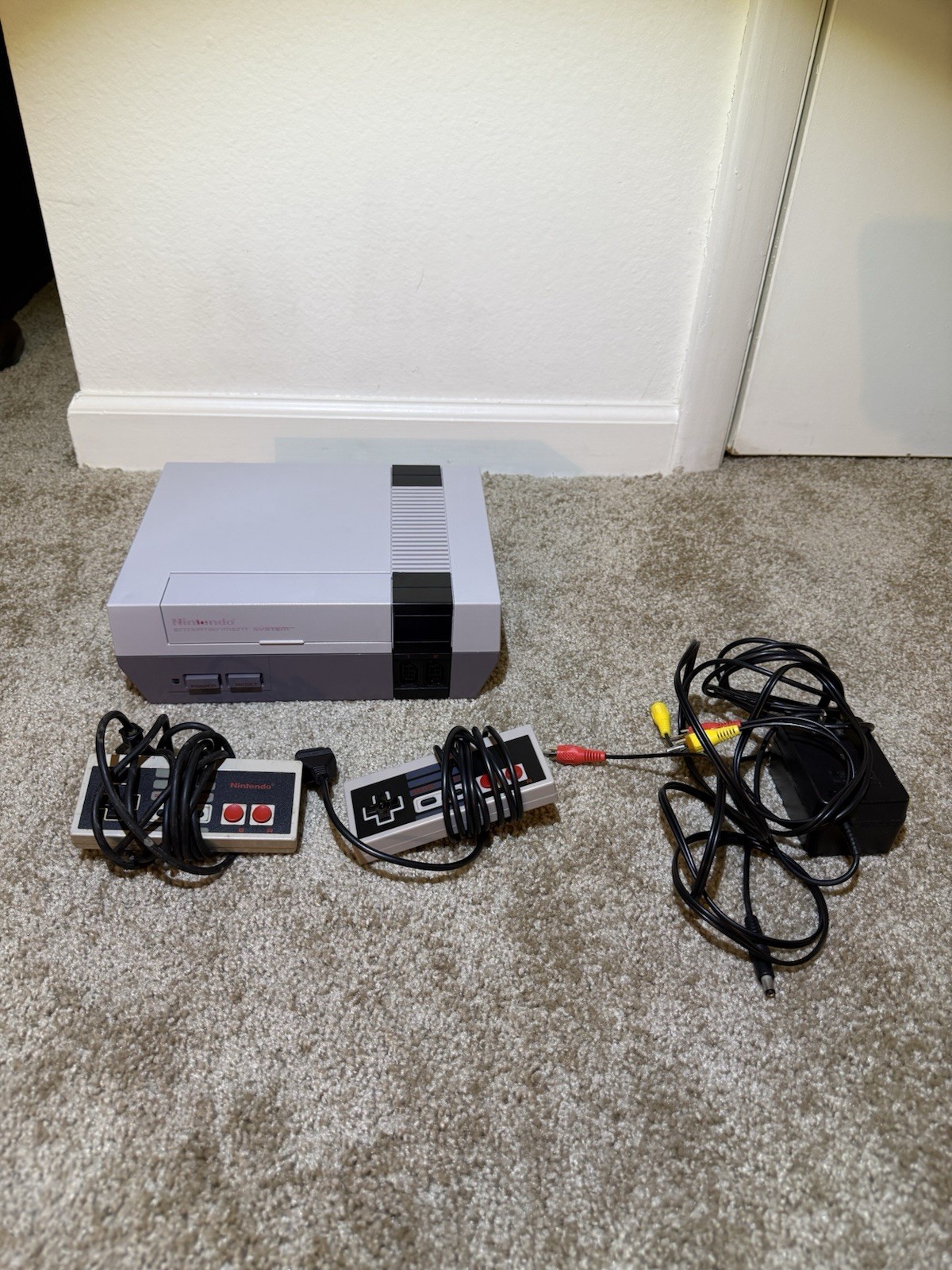 Nintendo NES Entertainment System Console Gray w/ 2 Controllers AV/Power Cables