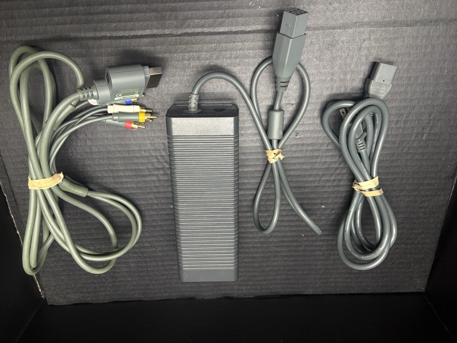 Xbox 360 Go Pro White Console w/AV Cable Controller Power Supply & Original Box
