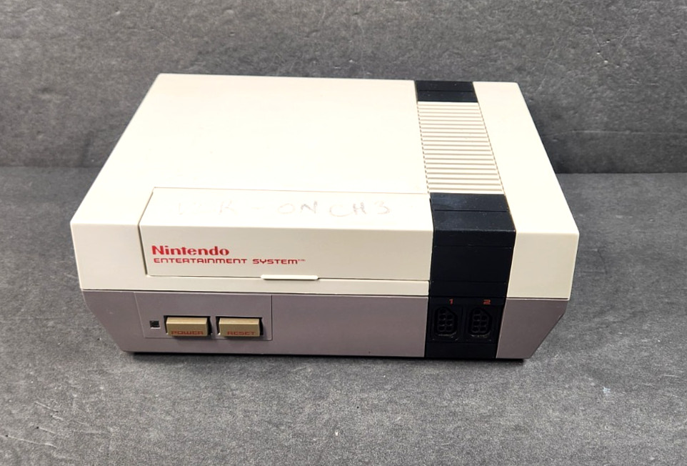 VINTAGE 1985 NINTENDO NES-001 CONTROL DECK BUNDLE MARIO GAME 2 CONTROLLERS GUN