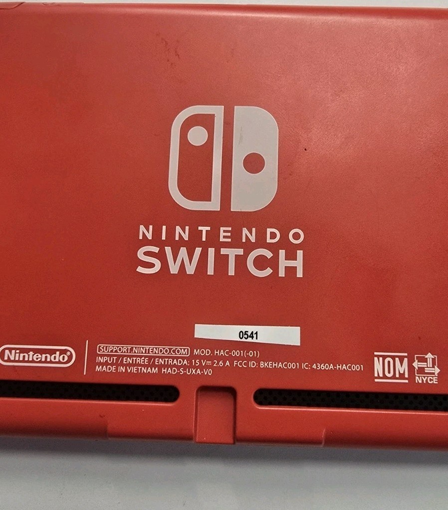 Nintendo HAC-001 32GB Switch Console Looks Good Works Great 3 Games FREE SHIPPIN