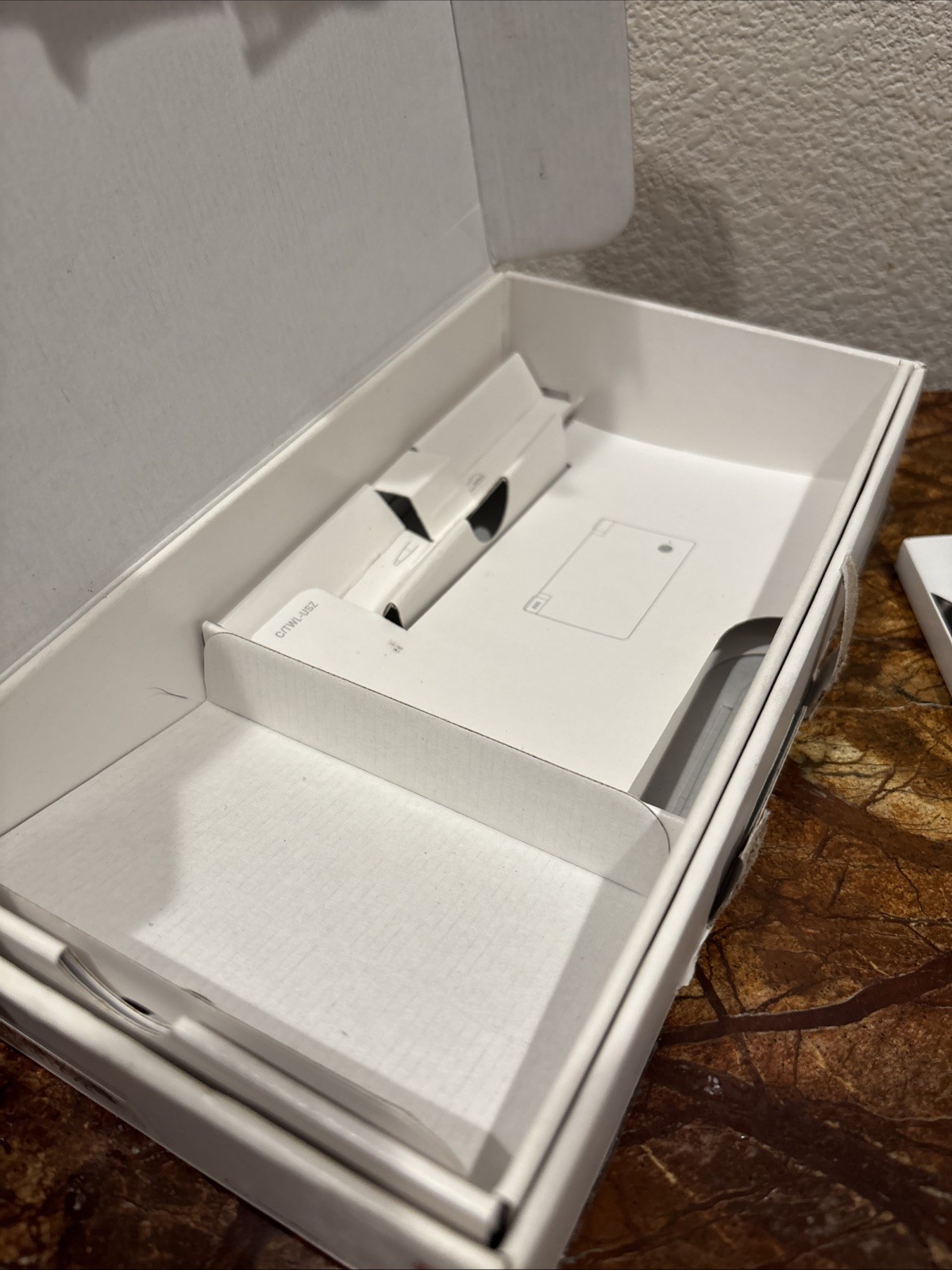 Nintendo DSI WHITE CONSOLE IN BOX WITH CHARGER, STYLUS, And 1 GAME NO SD CARD