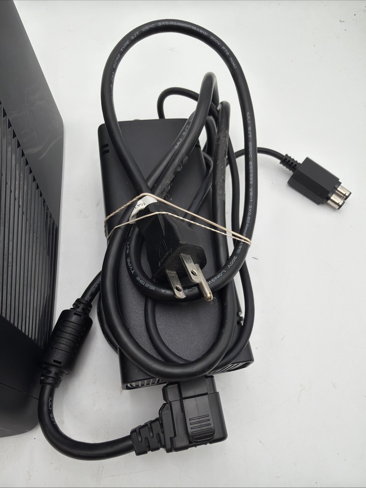 Microsoft Xbox 360 S Slim 4GB 1439 Console Bundle Controller Cable
