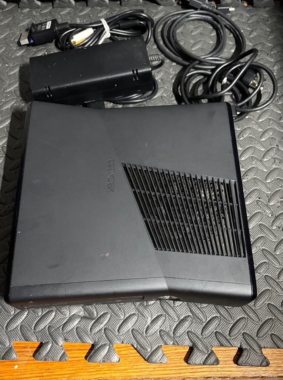 Microsoft Xbox 360 S Slim 250GB Console w/ Power Supply AV & HDMI Tested