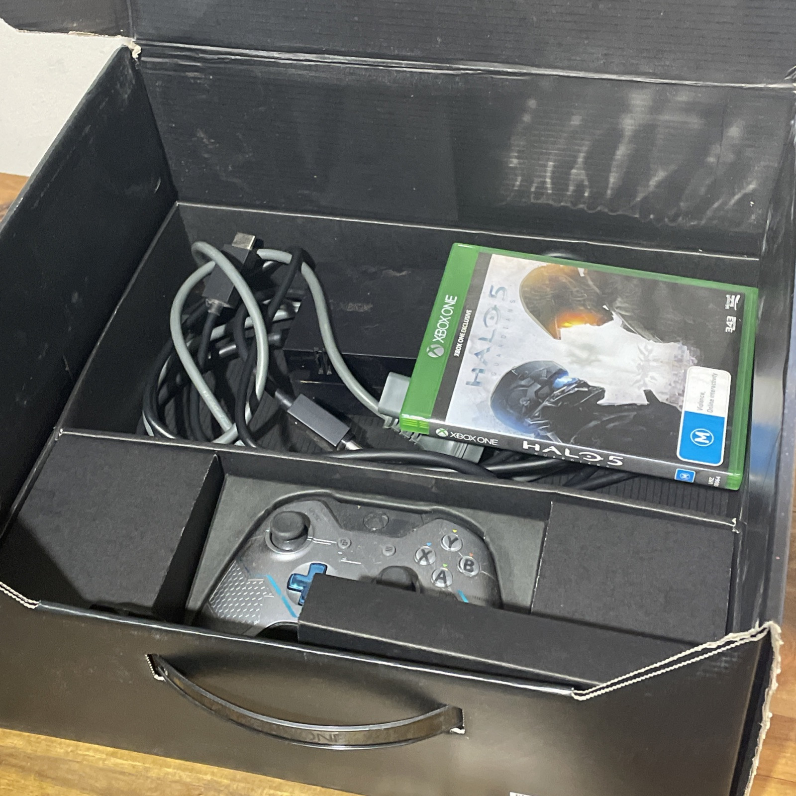 Microsoft Xbox One Halo 5: Guardians Limited Edition 1TB. Complete w/ Game