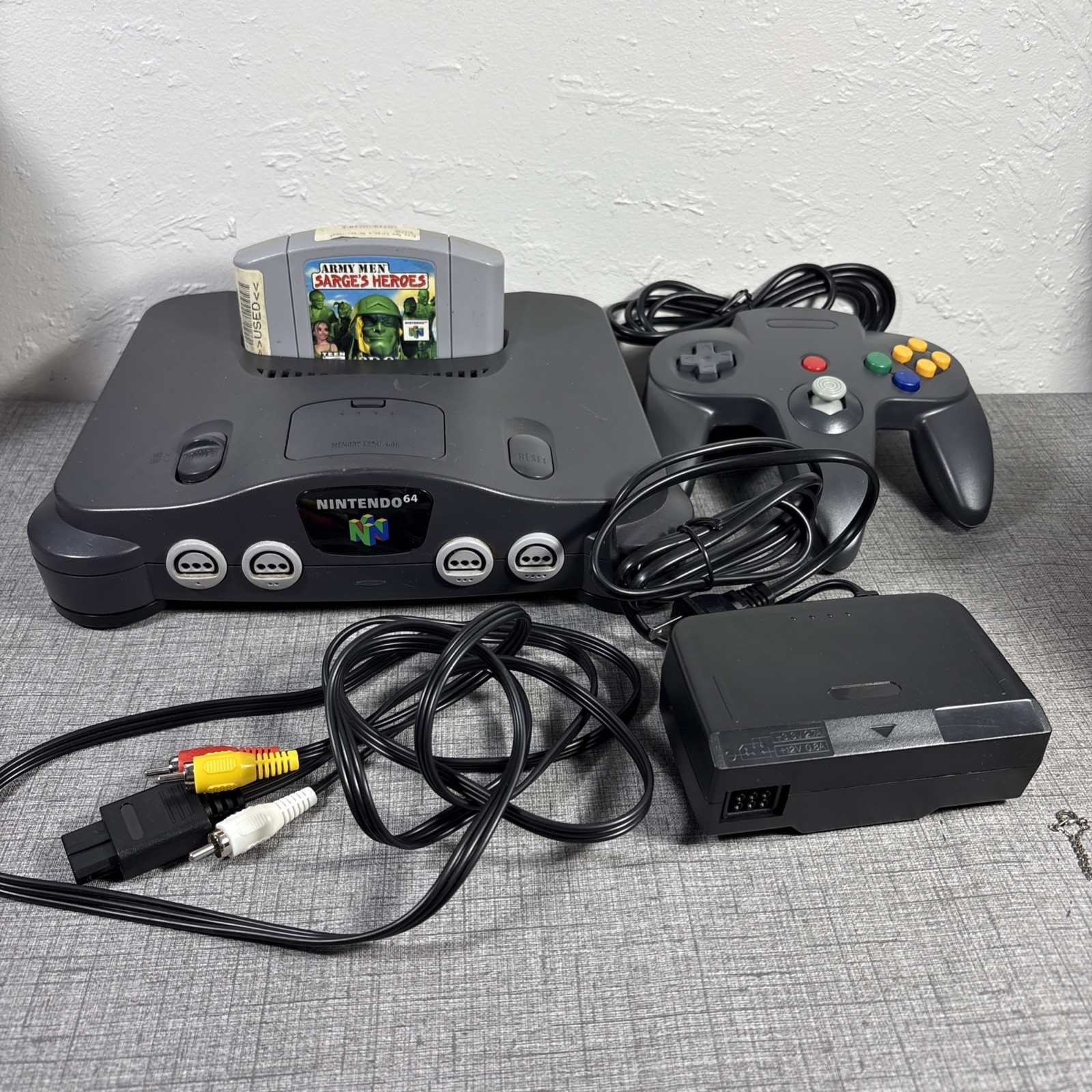 Nintendo 64 Video Game Console, controller, power cord AV And GAME tested