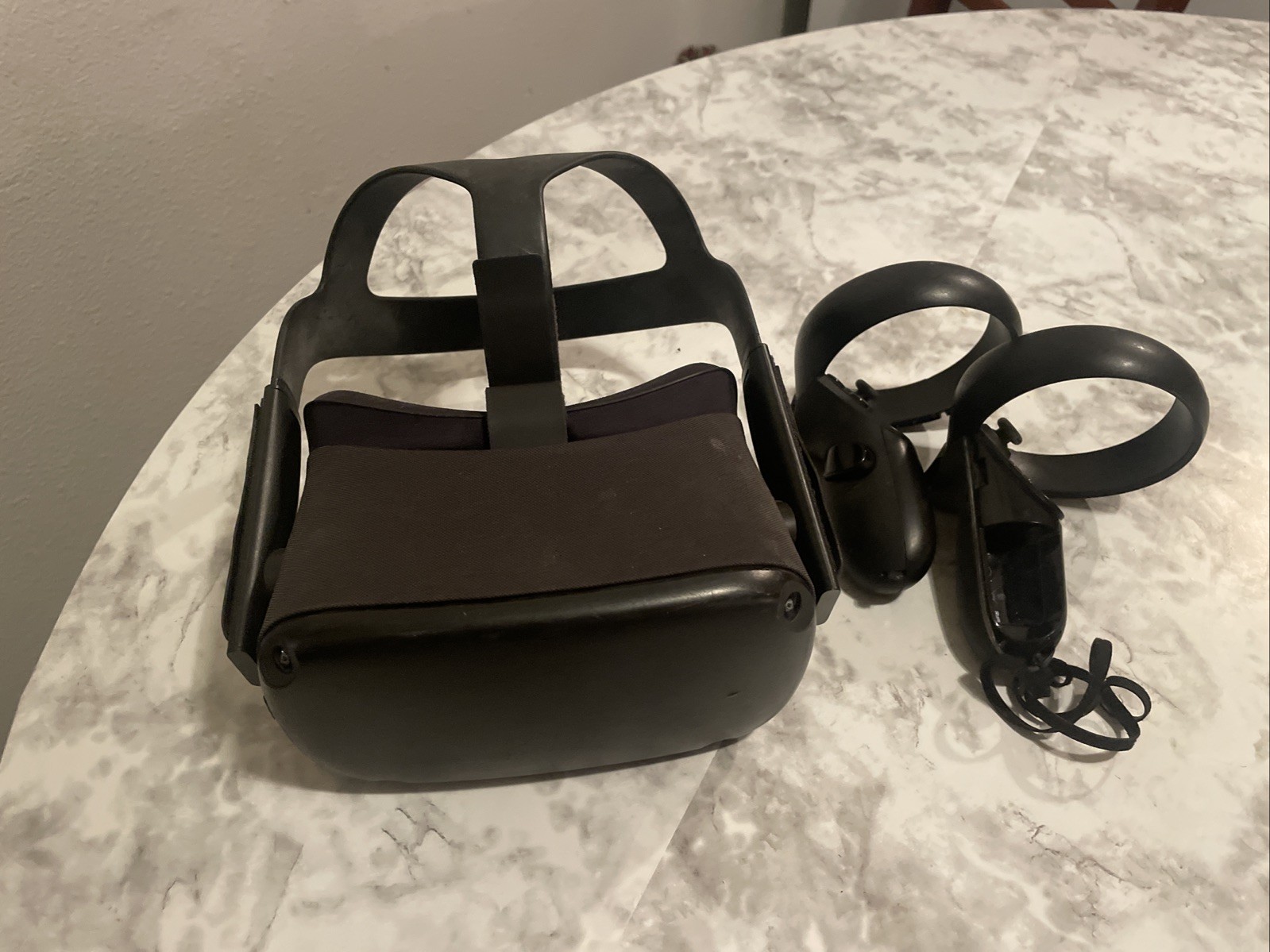 As Is Oculus Quest VR Headset PARTS ONLY UNTESTED Read Description