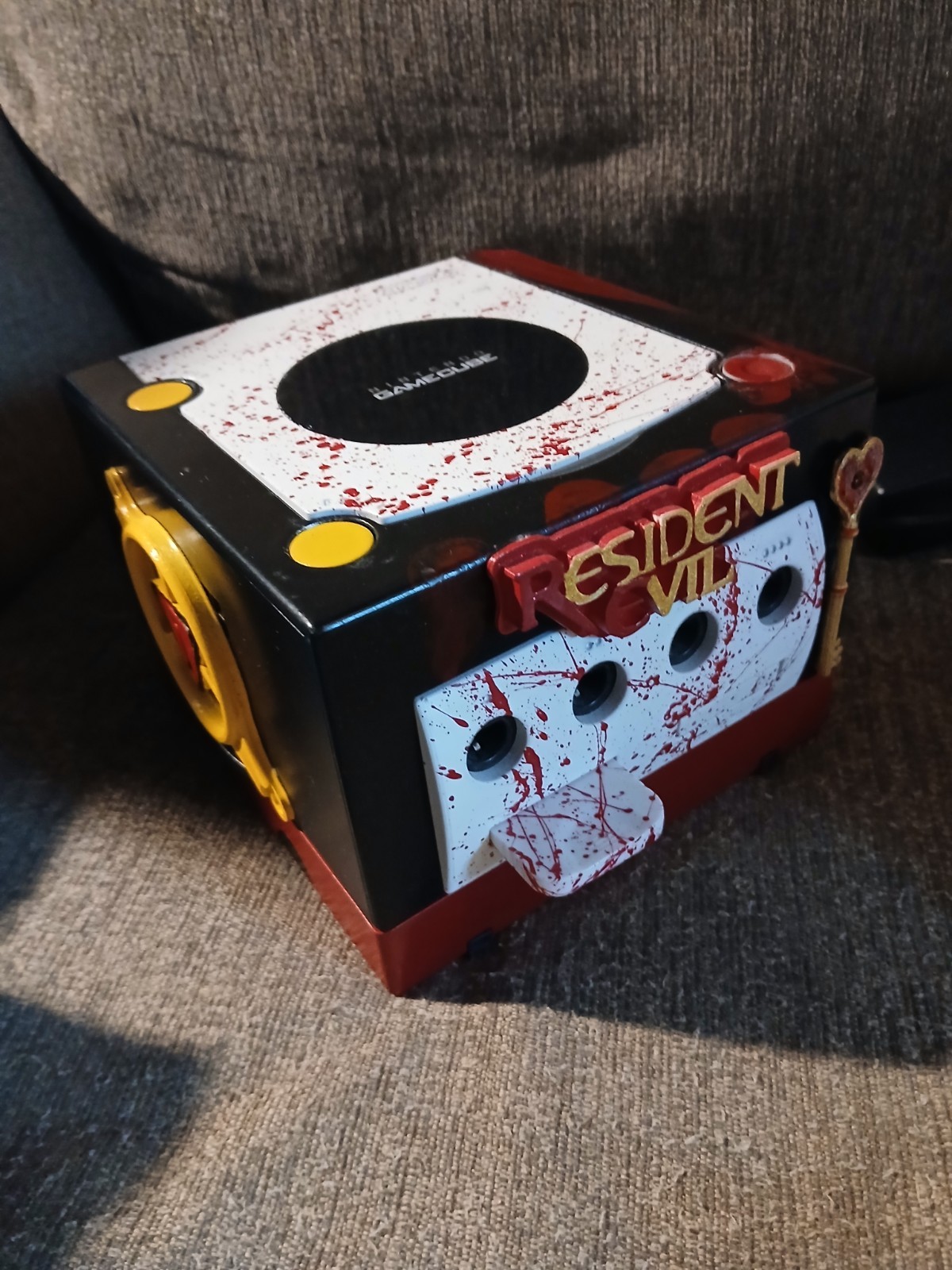 Custom Resident Evil Gamecube. 4 Games, 2 Controllers, Memory Card. See Pictures