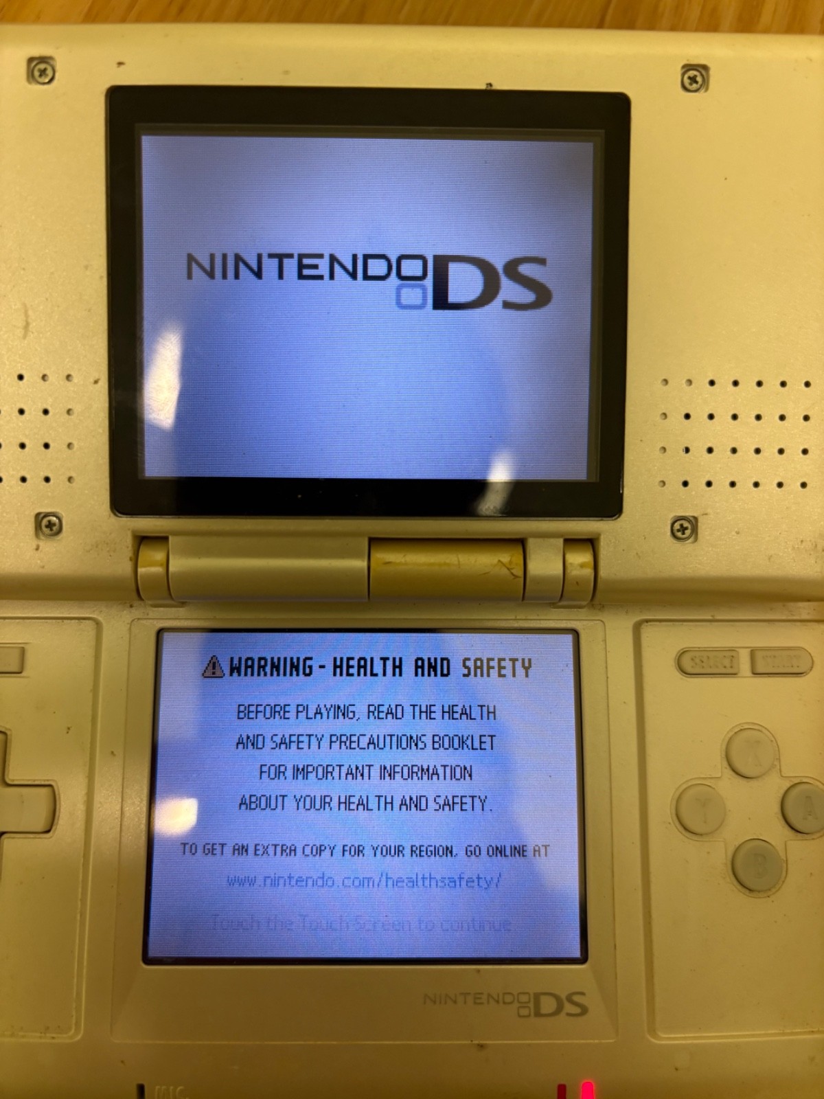 Nintendo DS White Handheld System – Good Condition! – TESTED AND WORKING (4A)