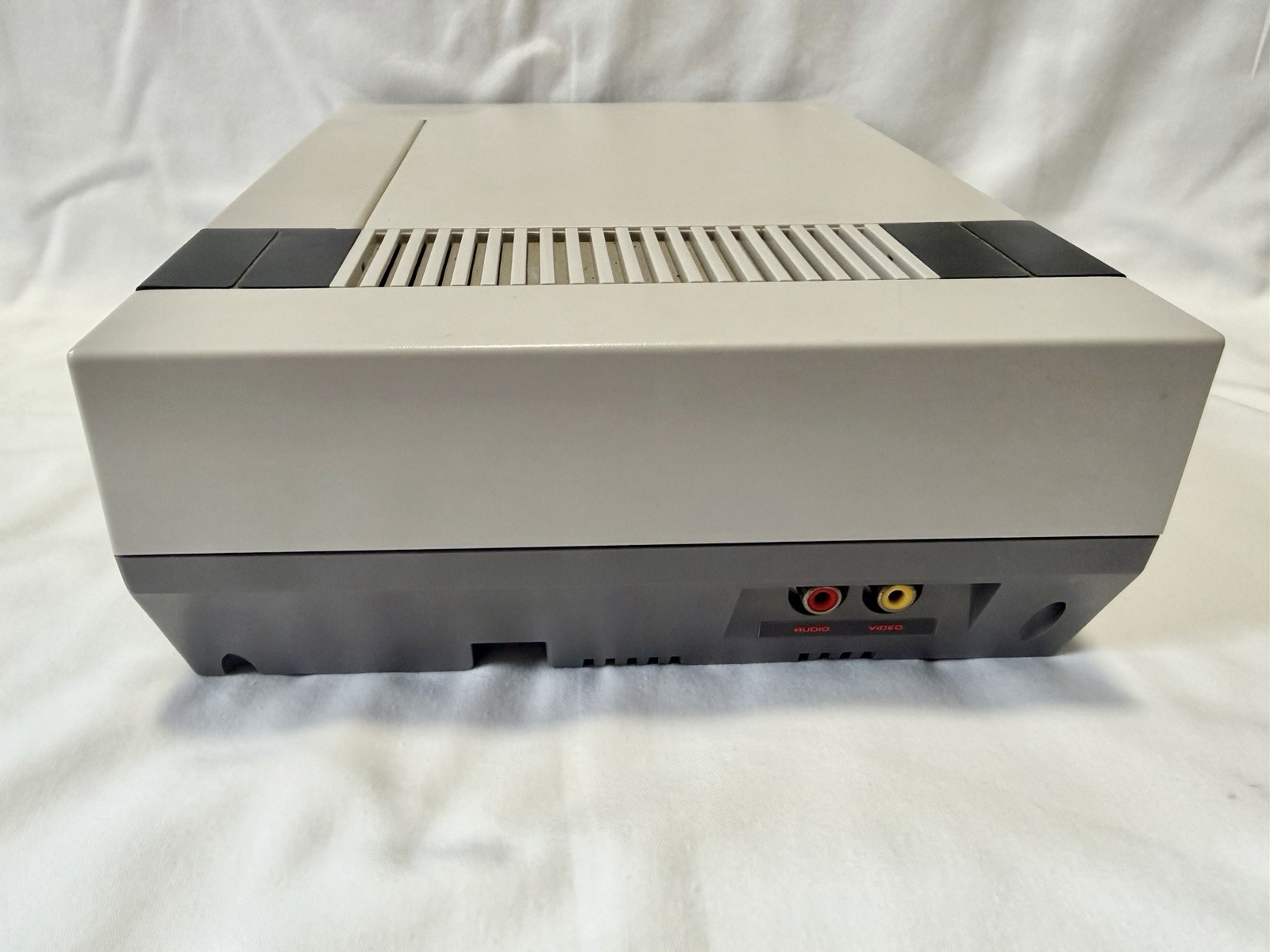Nintendo NES Console Bundle Mario Duck Hunt Zapper Controllers Cables Manuals