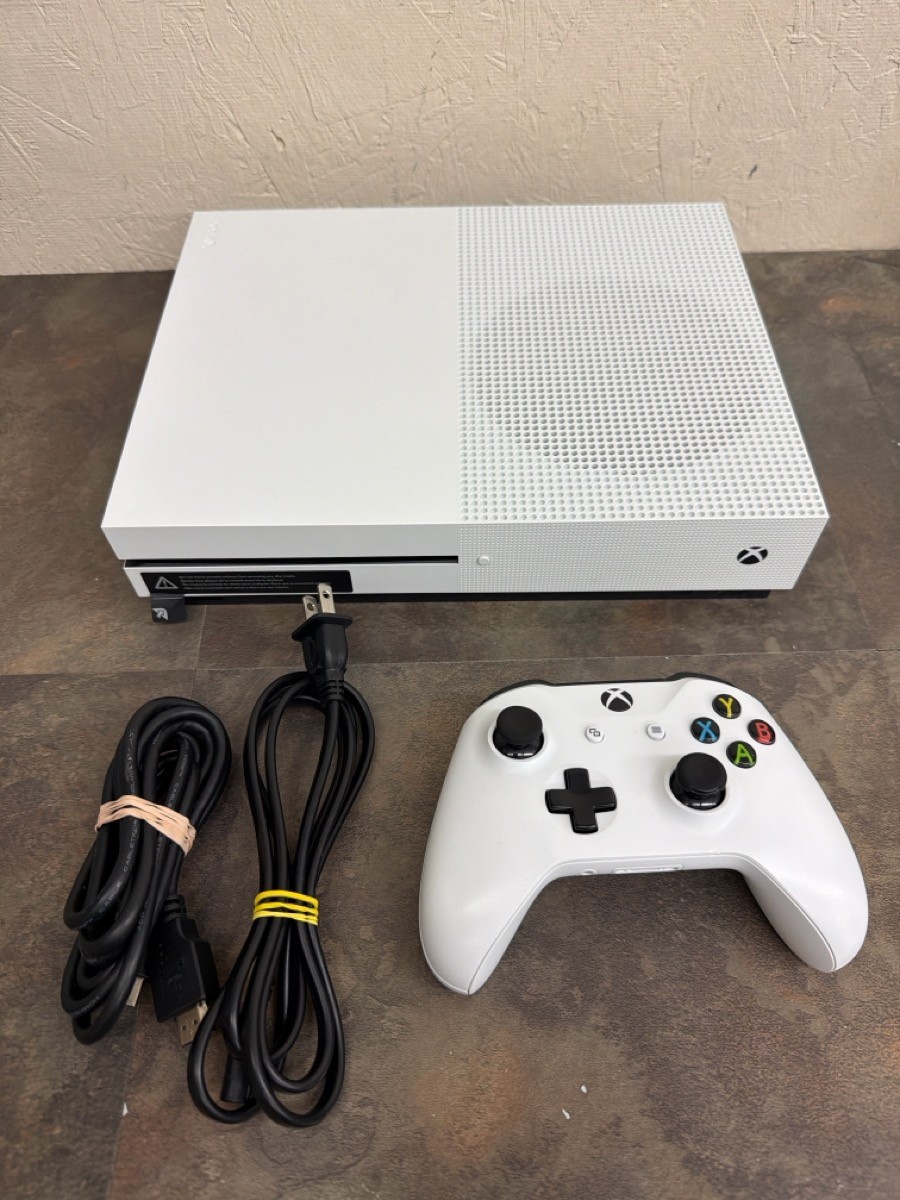 XBOX ONE S 500GB CONSOLE 1681 W/ 1 CONTROLLER & CABLES – TESTED (WBP018230)