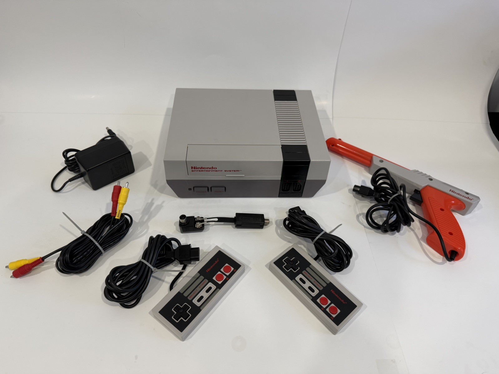 Nintendo NES Action Set CIB Tested Mario Duck Hunt Zapper Mattel Canada