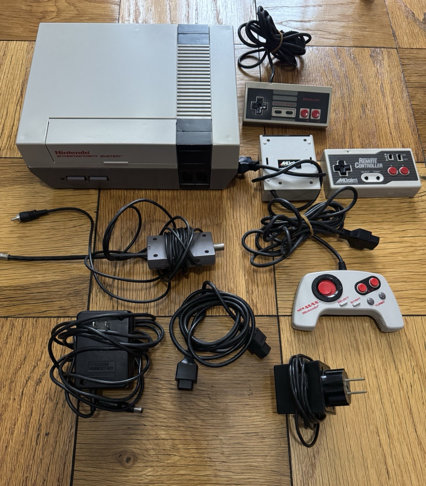 Vintage 1985 Nintendo Entertainment System NES Video Game Console NES-001 Extras