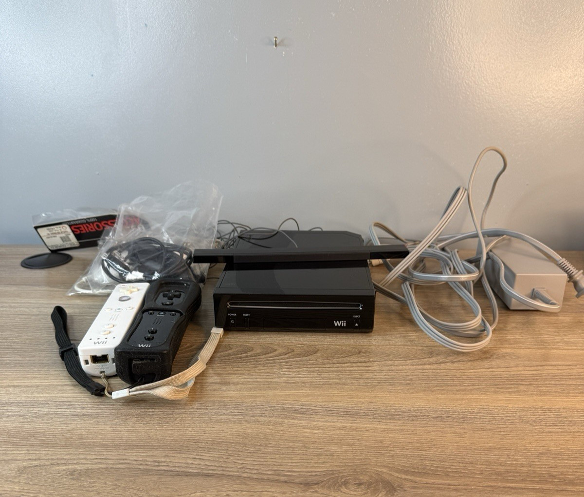 Nintendo Wii RVL-101 512 MB Home Console – Black 2006 Bundle