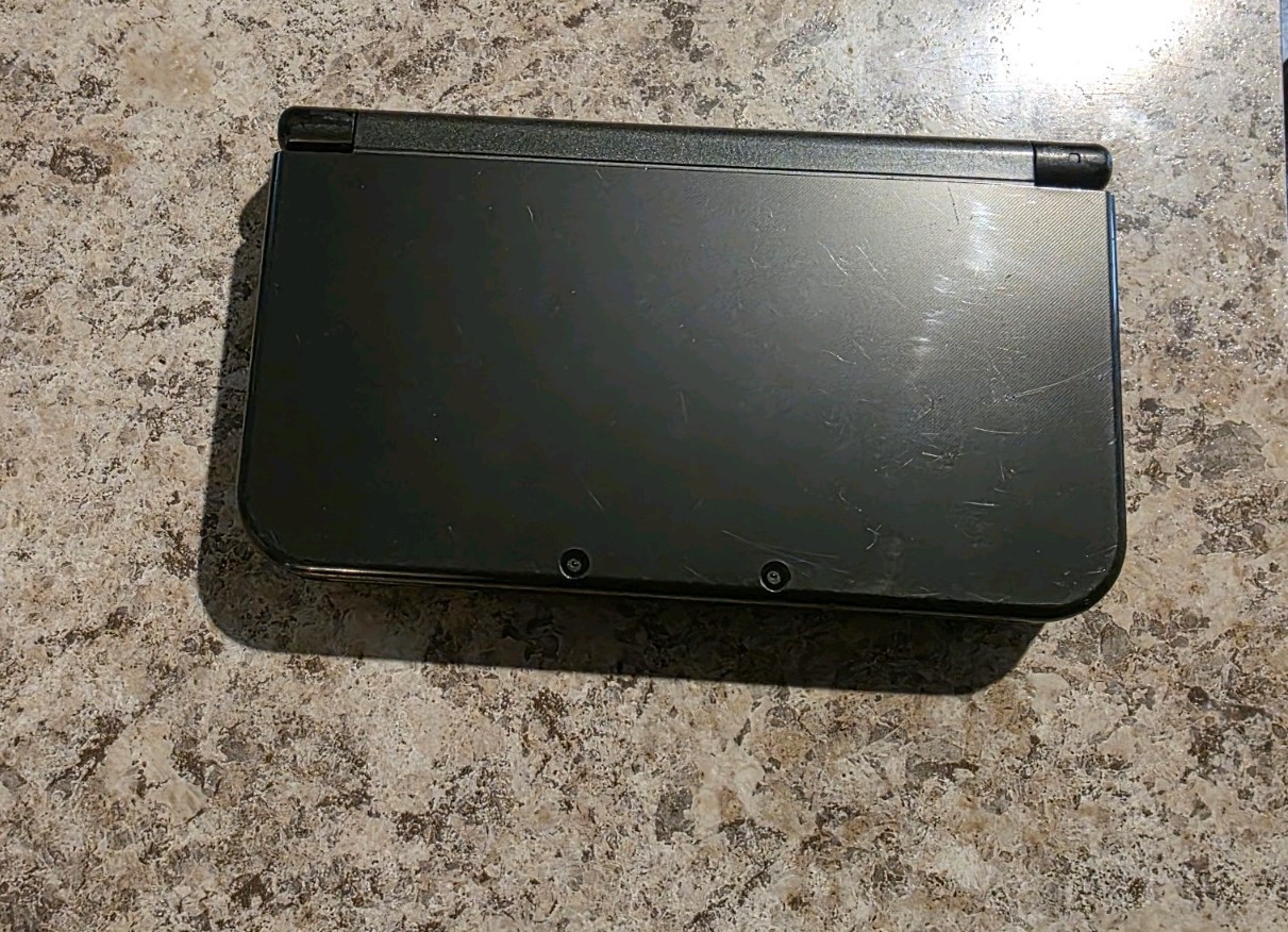 Nintendo “New” 3DS XL Metallic Gray / Black+charger.