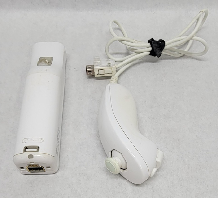 Nintendo Wii Bundle w/ Cords, Controllers & 4 Games (Play, Smurfs, 4×4, Titanic)