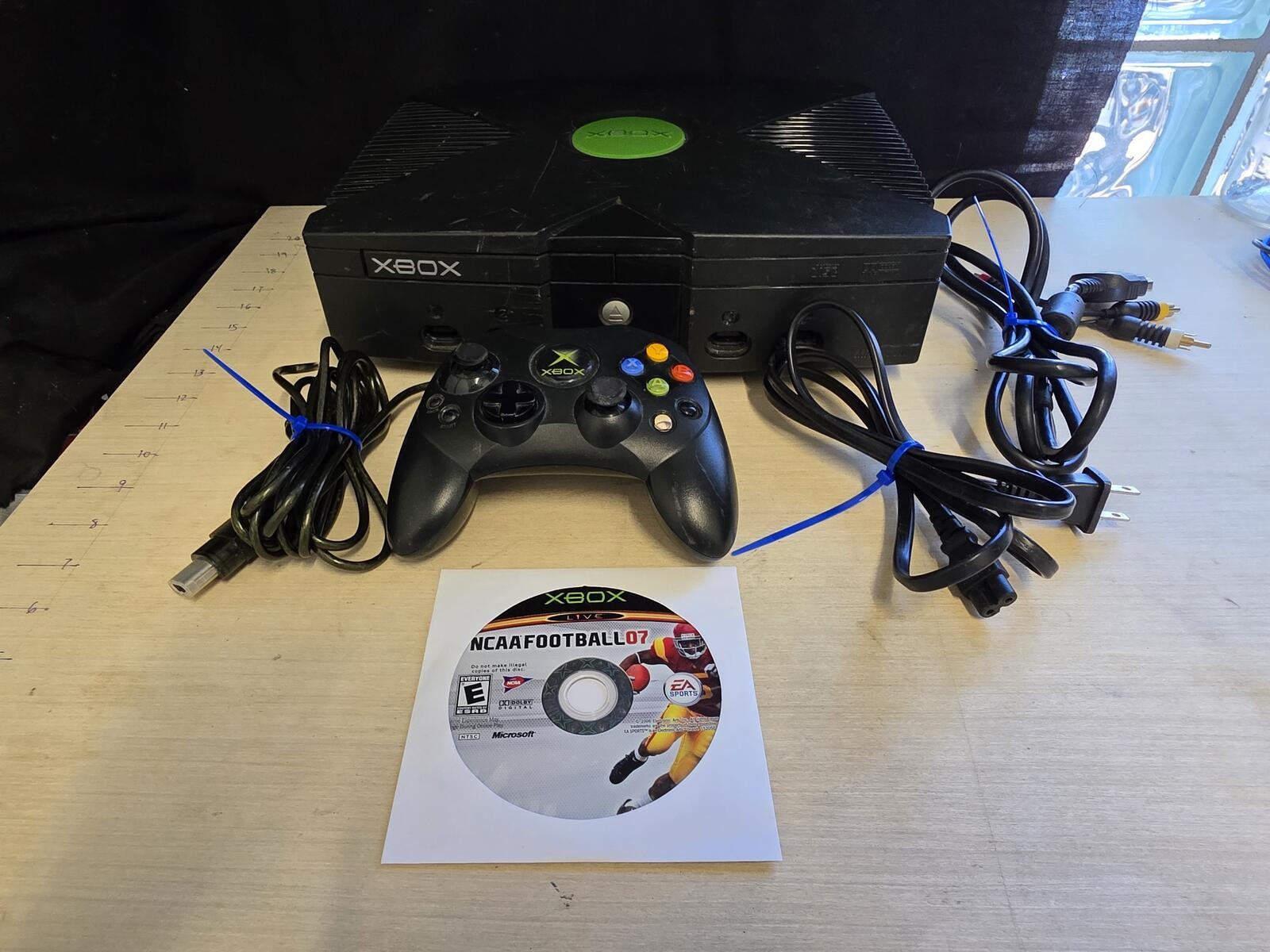 Microsoft Xbox Console with 1 controller and NCAA Football 2007 & DVD playback