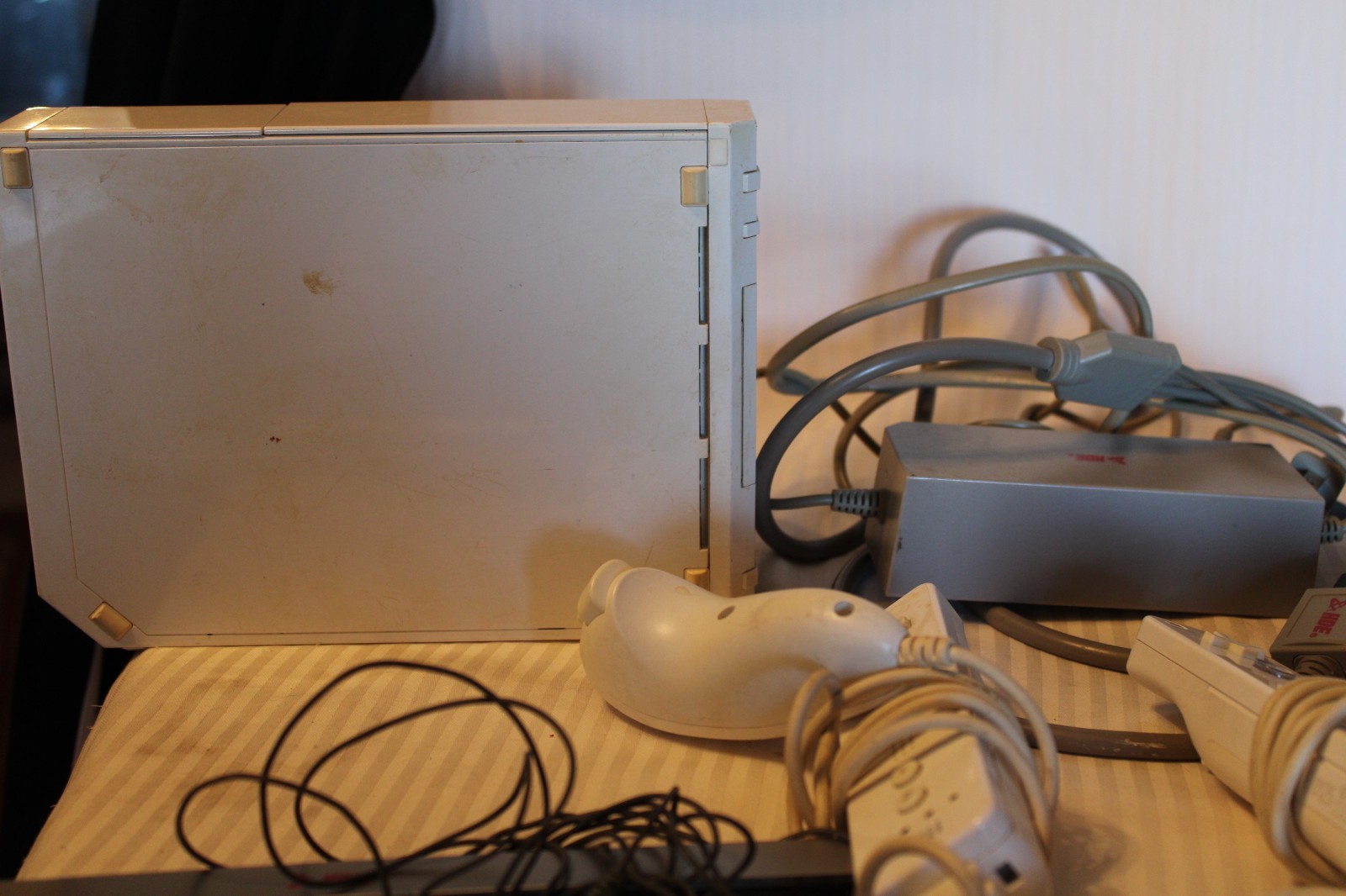 EXCELLENT Condition Nintendo Wii Console, 3 Wii Remotes, 3 Nunchunks & Cables