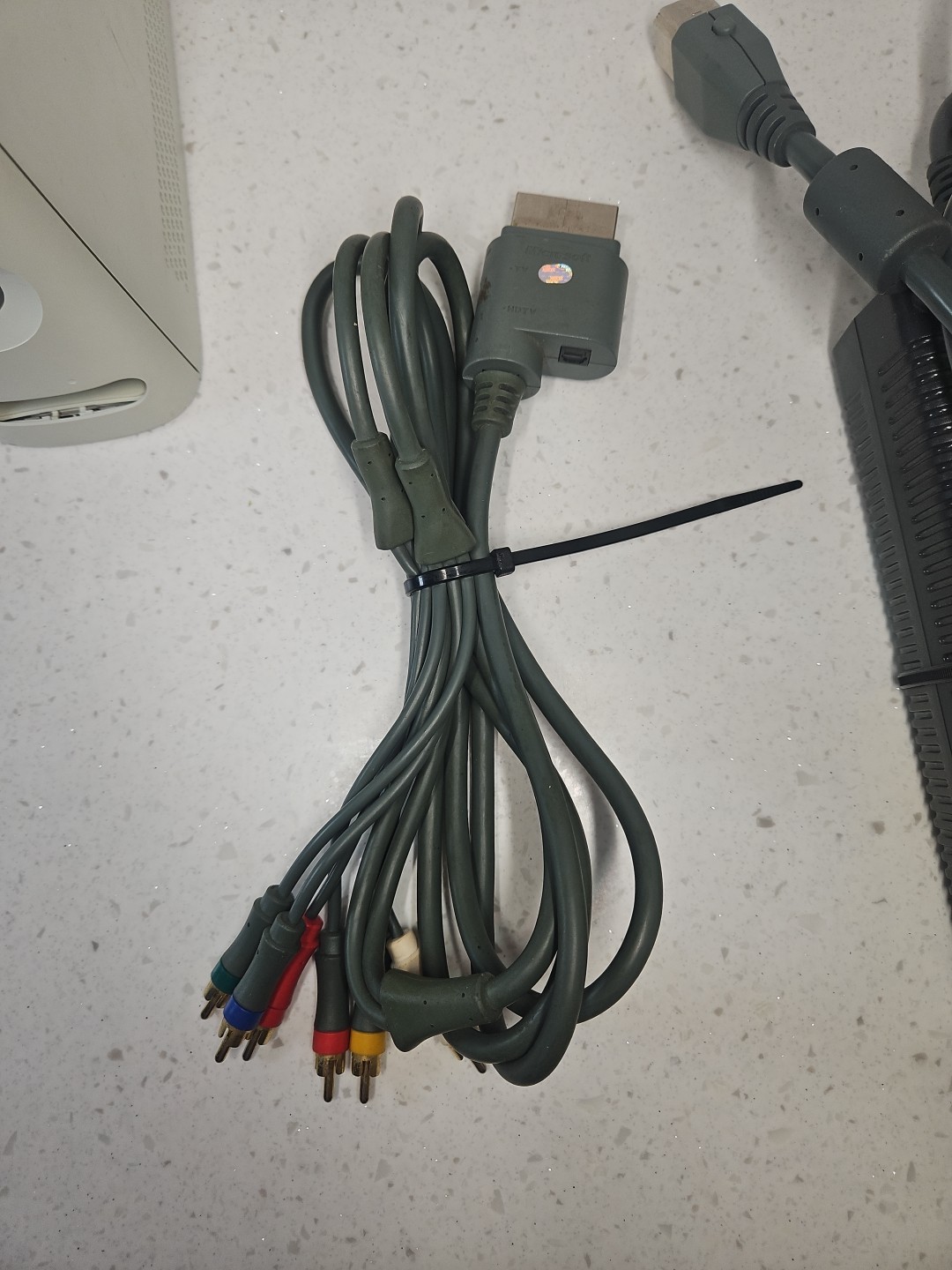 Xbox 360 Console White For PARTS. Unknown if still works. See DESCRIPTION!
