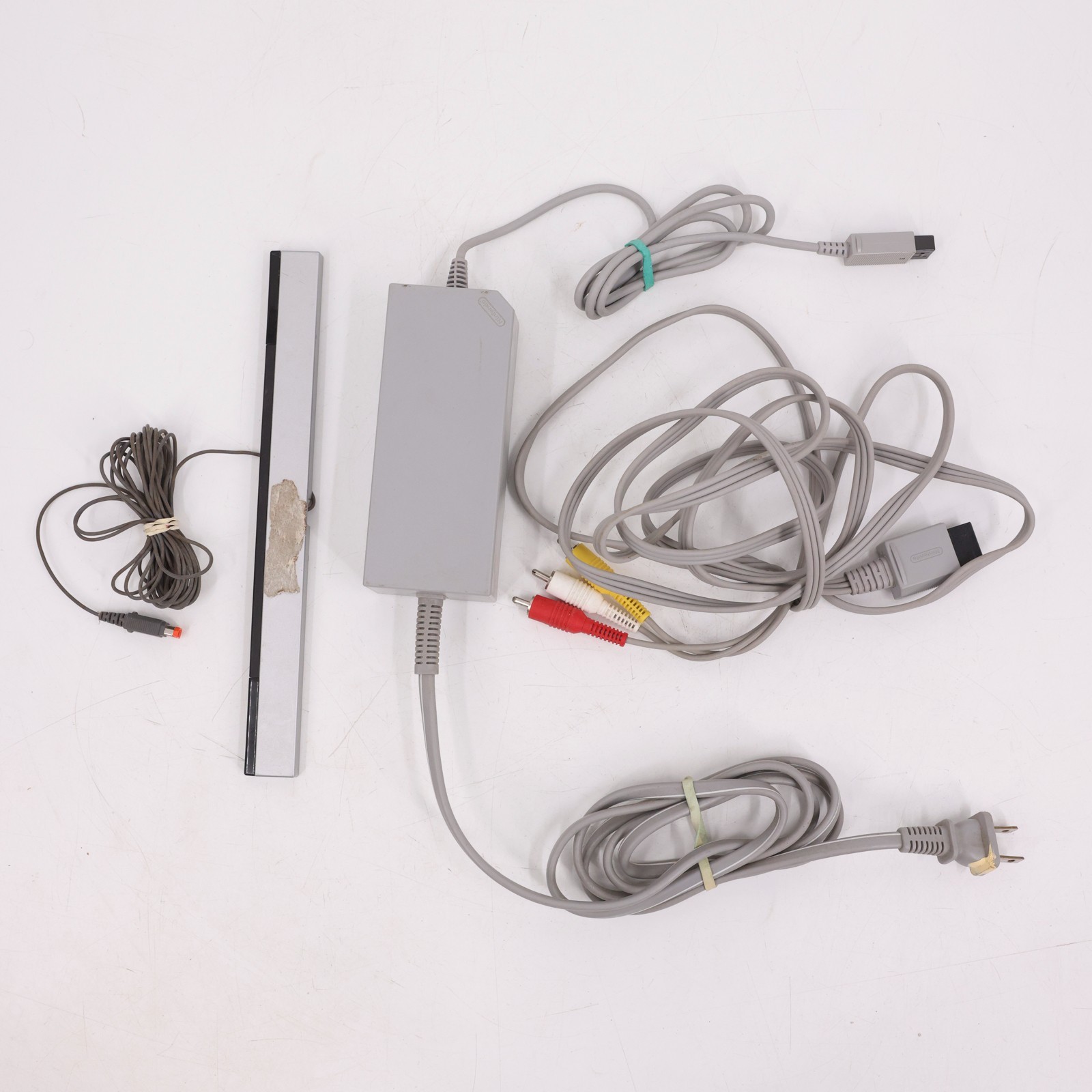 Nintendo Wii White Console Bundle RVL-001 GameCube Port 3 Remotes Nunchuk Games