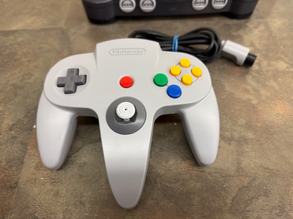 NINTENDO N64 CONSOLE NUS-001 WITH 1 CONTROLLER & CABLES – TESTED (WBP018767)