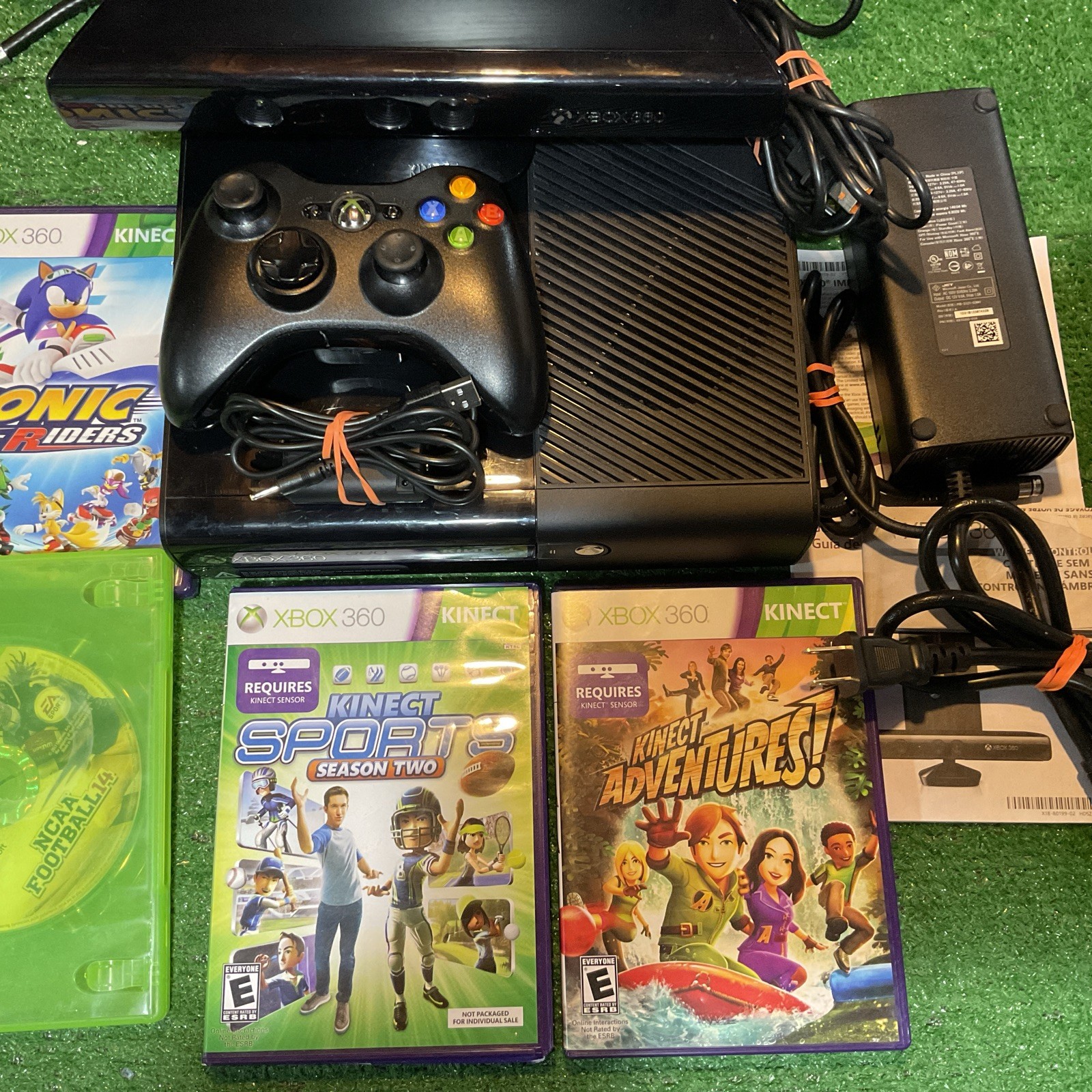 Xbox 360 4GB Kinect Bundle Box – Games Kinect Sports, Adventure, NCAA 14 + Sonic