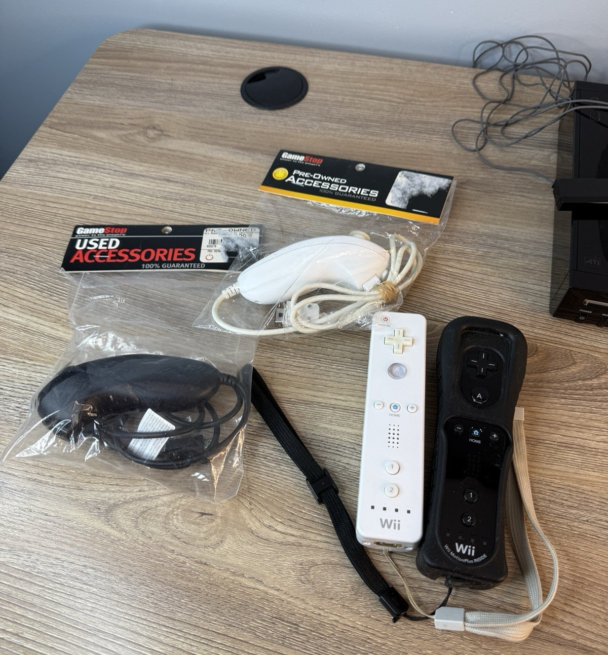 Nintendo Wii RVL-101 512 MB Home Console – Black 2006 Bundle