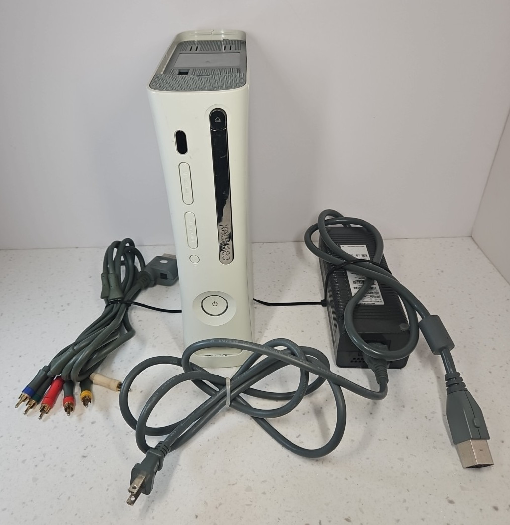 Xbox 360 Console White For PARTS. Unknown if still works. See DESCRIPTION!