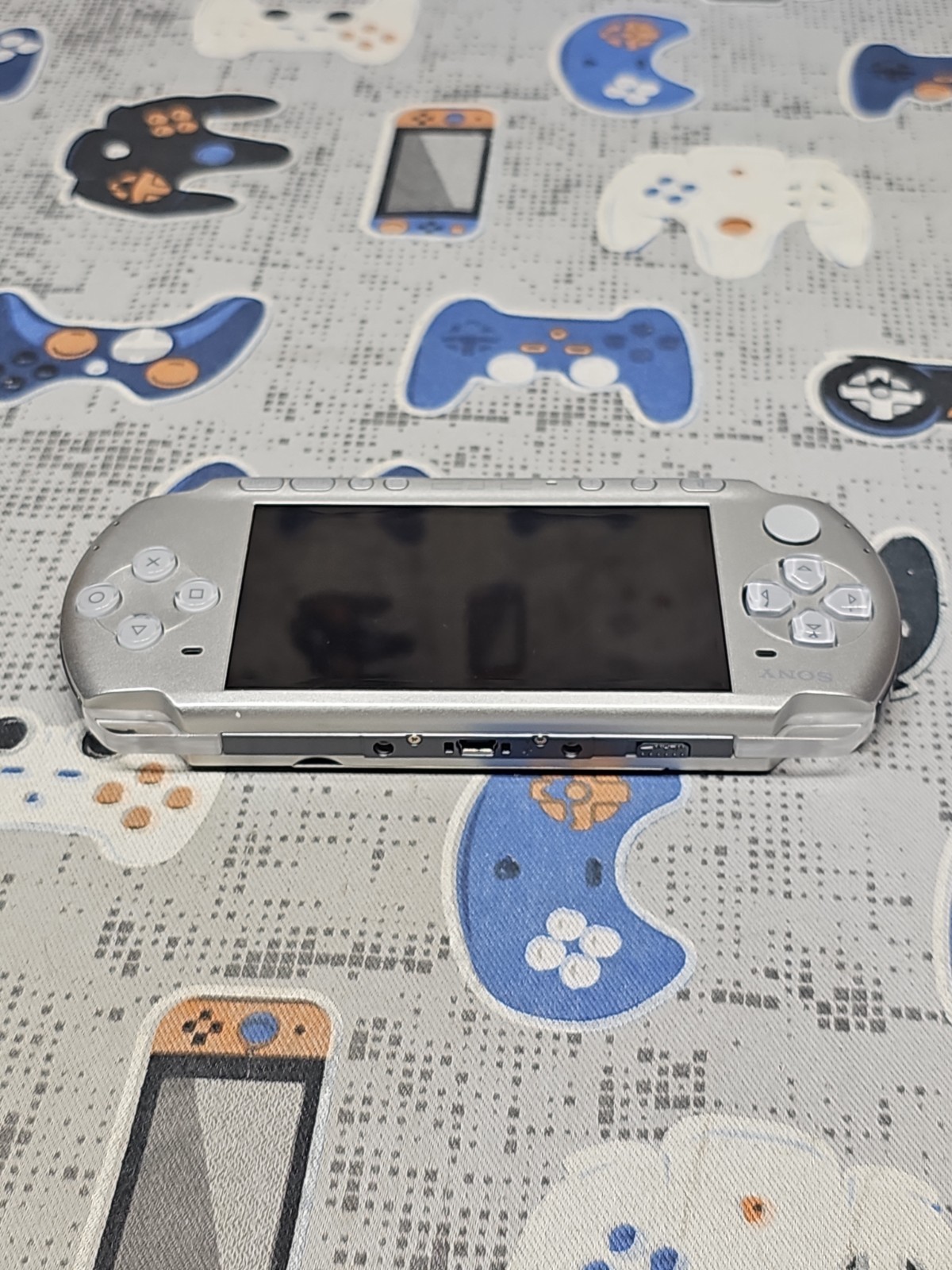 SONY PSP 3000 SILVER Console With 1GB MEM CARD/NEW BATTERY/NEW CHARGER TESTED
